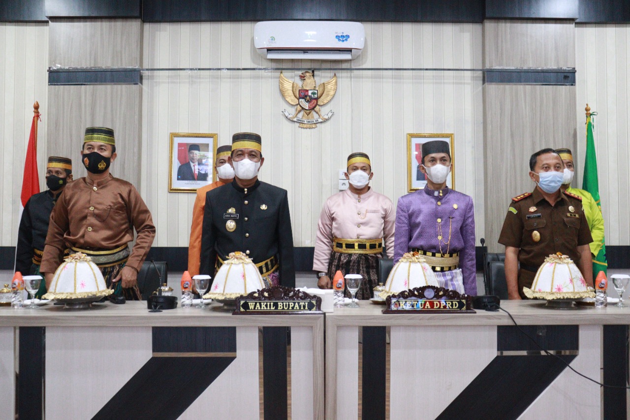 Wabup Barru Pakai Adat Bugis Sambut HUT Sulsel - Ujung Jari