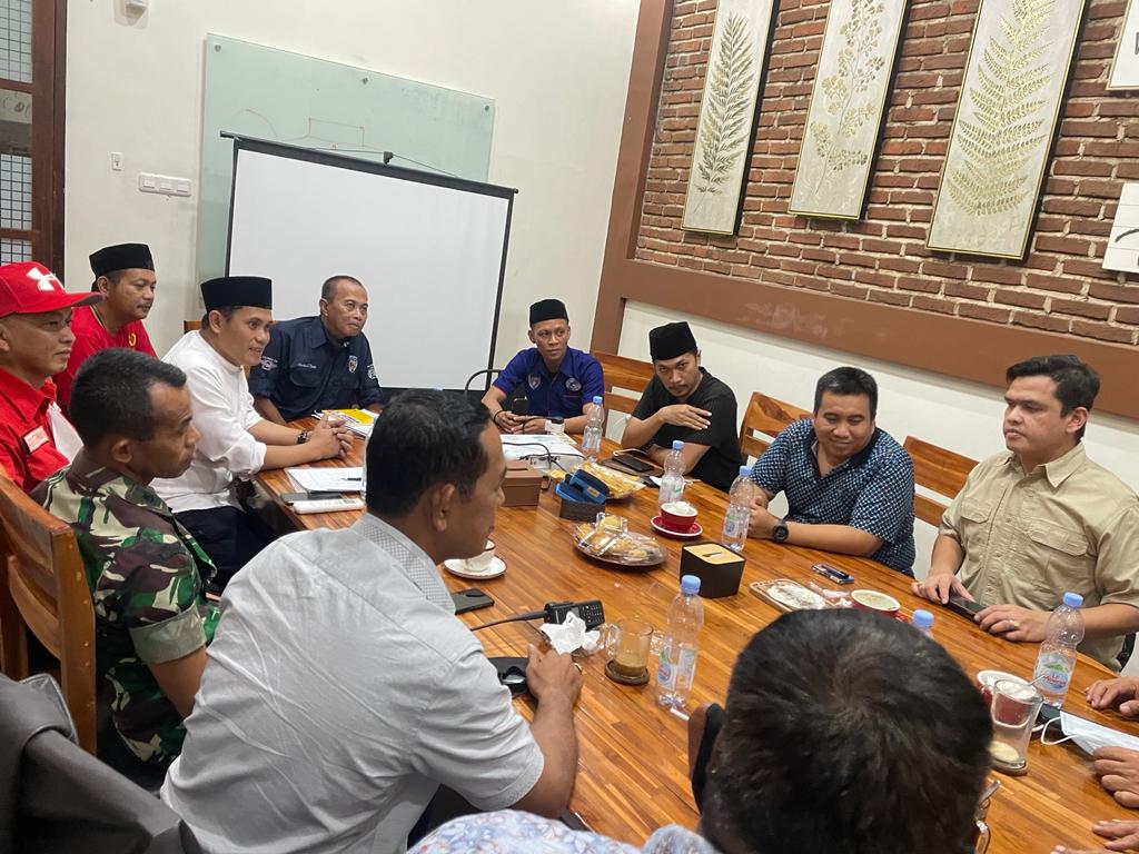 RAPAT KOORDINASI. Rakor persiapan balap Lantang Bangngia di Cafe Cangkiri Jalan Tupai Makassar, Jumat (22/4) malam.