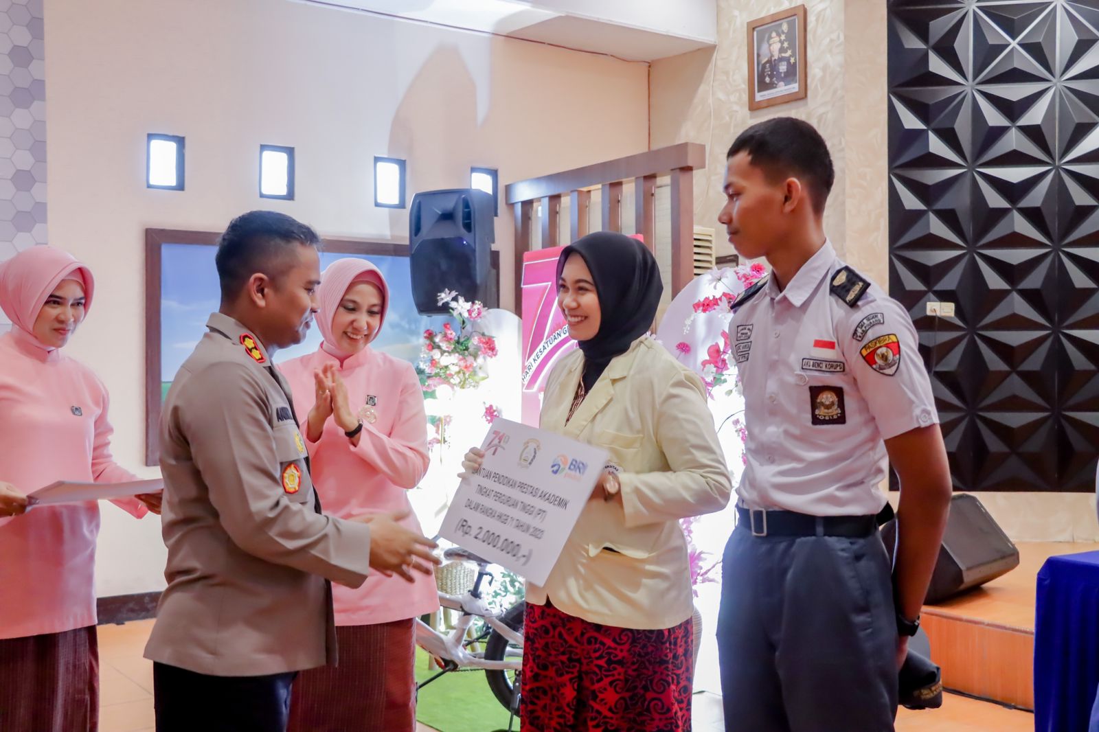 Kapolres Pinrang Peduli Pendidikan, Salurkan Bantuan Akademik dan Non ...