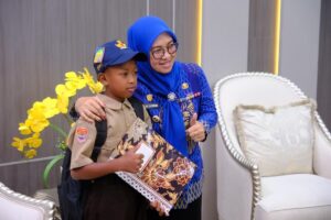 Azzam bersama Bupati Gowa Husniah Talenrang. (foto/ist) 
