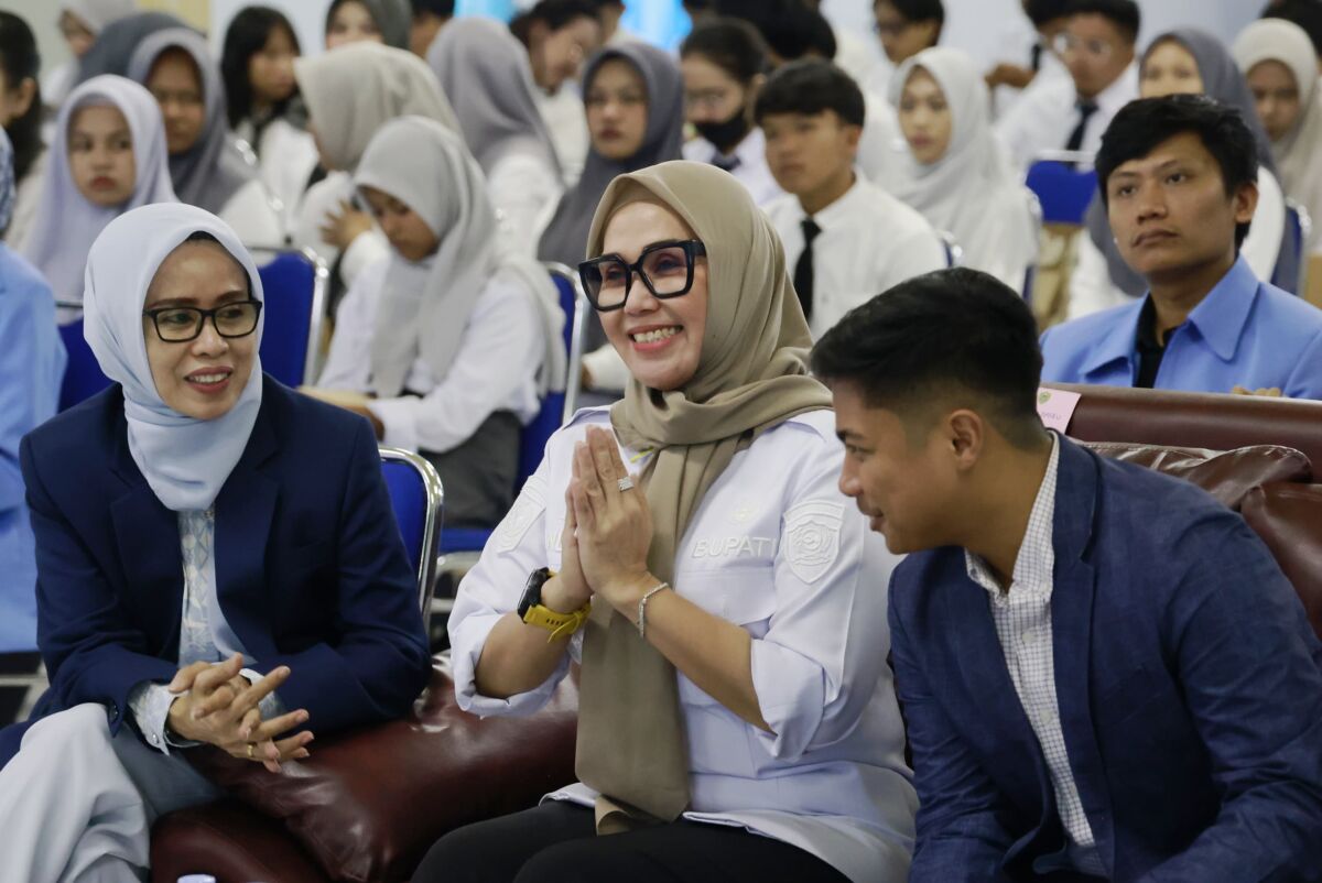 Bupati Barru Beri Kuliah Perdana Mahasiswa Baru STIMIK Kharisma - Ujung Jari