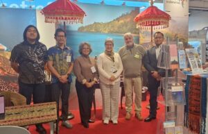 Konjen RI Hamburg Renata Siagian bersama para staf KJRI Hamburg di booth Wonderful Indonesian pada pameran RLB. (foto/ist) 