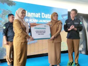 MENANG. Kasmawati staf Setkab Gowa yang memenangkan lombaembuat Logo BLUD RSUD Syekh Yusuf Kabupaten Gowa. (foto/sar) 